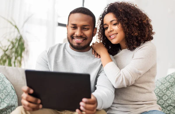 Casal afro-americano com tablet pc em casa — Fotografia de Stock