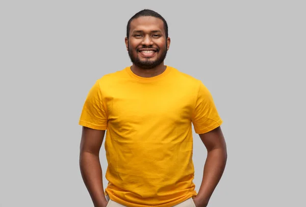 穿着黄色T恤的笑着的非洲裔美国人 — 图库照片