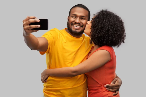 アフリカ系アメリカ人のカップルが携帯電話で — ストック写真