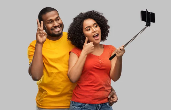 Afro-americano casal tomando selfie por celular — Fotografia de Stock