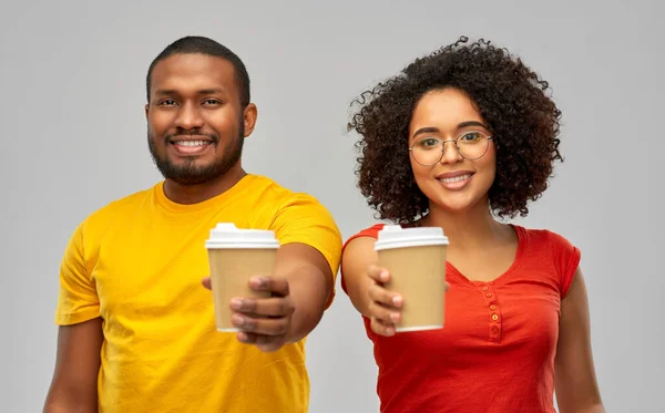 Glückliches afrikanisch-amerikanisches Paar mit Kaffeetassen — Stockfoto