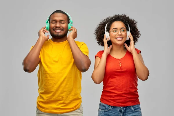 Gelukkig Afrikaans amerikaans paar met hoofdtelefoon — Stockfoto