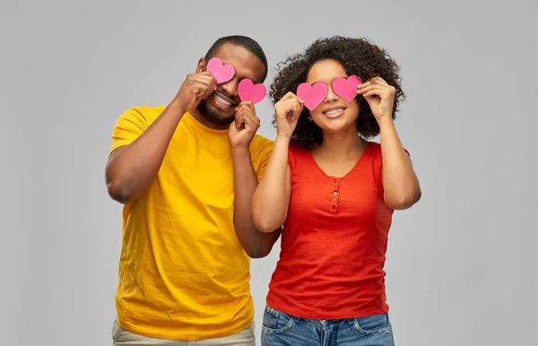 Feliz casal afro-americano com corações — Fotografia de Stock