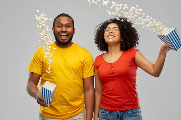 Glückliches afrikanisch-amerikanisches Paar mit Popcorn — Stockfoto