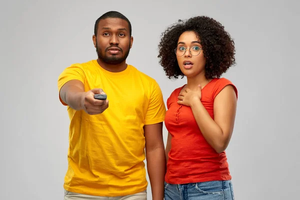 Africký americký pár s dálkovým ovládáním TV — Stock fotografie