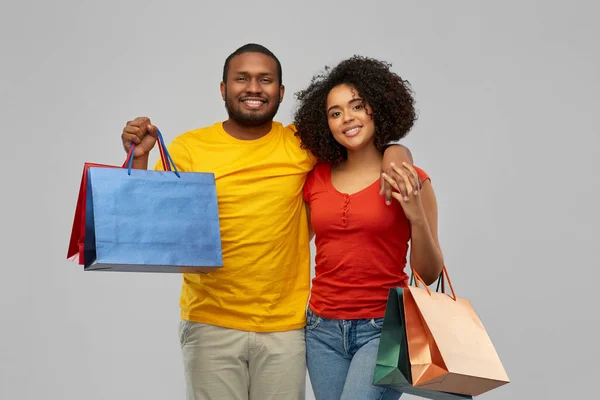 Feliz pareja afroamericana con bolsas de compras — Foto de Stock