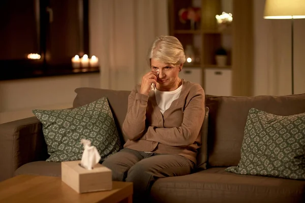 Chorando mulher sênior limpando lágrimas com tecido de papel — Fotografia de Stock