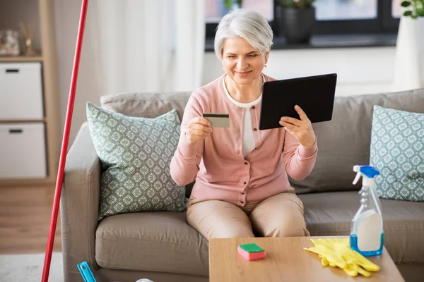 Idős nő tabletta pc és hitelkártya otthon — Stock Fotó