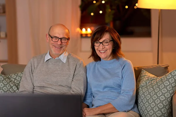 Feliz pareja de ancianos viendo la televisión en casa —  Fotos de Stock