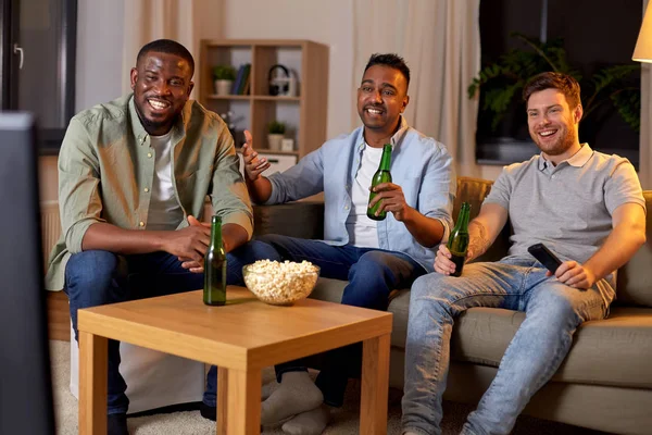 Felizes amigos do sexo masculino com cerveja assistindo tv em casa — Fotografia de Stock