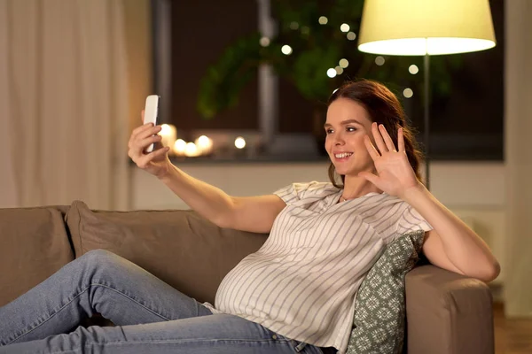 Glücklich lächelnde Schwangere macht Selfie zu Hause — Stockfoto
