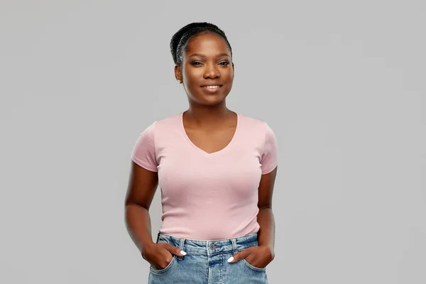 Feliz mulher afro-americana sobre fundo cinza — Fotografia de Stock