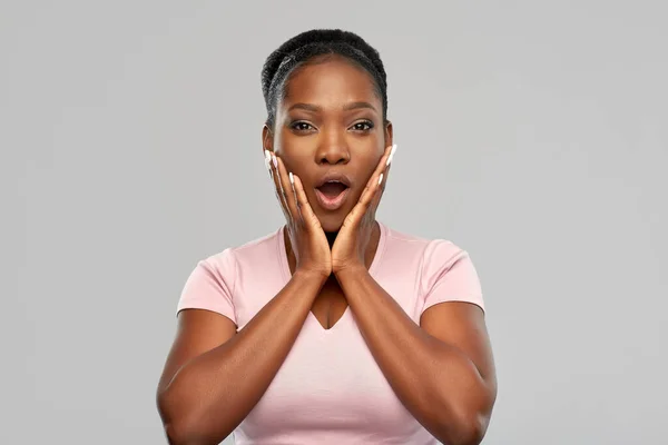 Schockierte afrikanisch-amerikanische Frau mit offenem Mund — Stockfoto