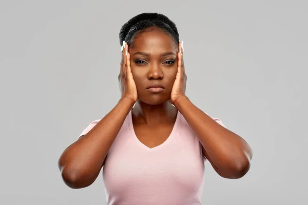 Afrikansk amerikansk kvinna som stänger öronen med händerna — Stockfoto