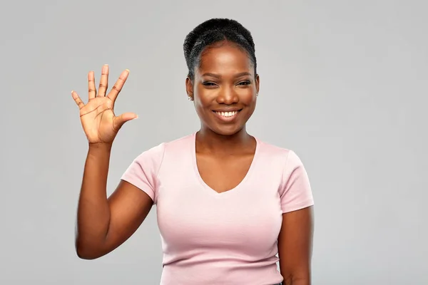 Šťastný africký americký žena ukazující pět prstů — Stock fotografie