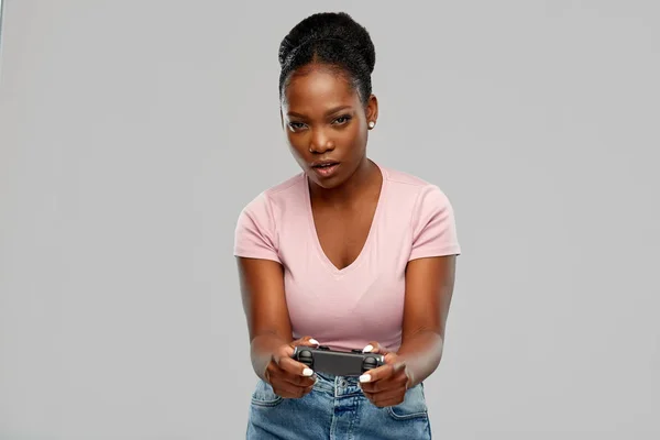 Mujer afroamericana con gamepad playig juego — Foto de Stock