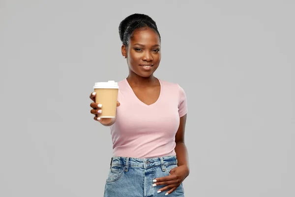 Mujer afroamericana feliz bebiendo café — Foto de Stock
