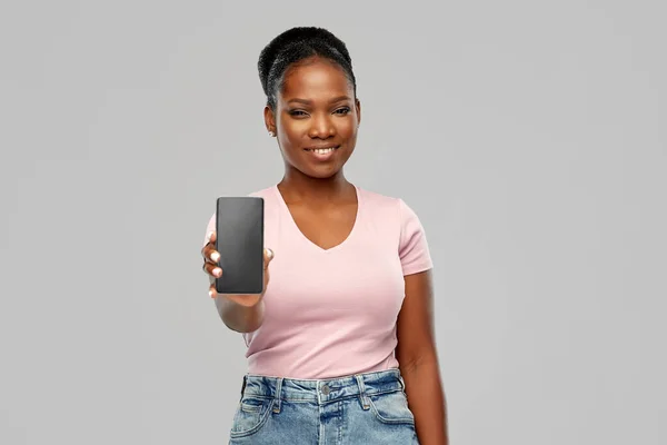 Happy african american woman using smartphone — Stock Photo, Image