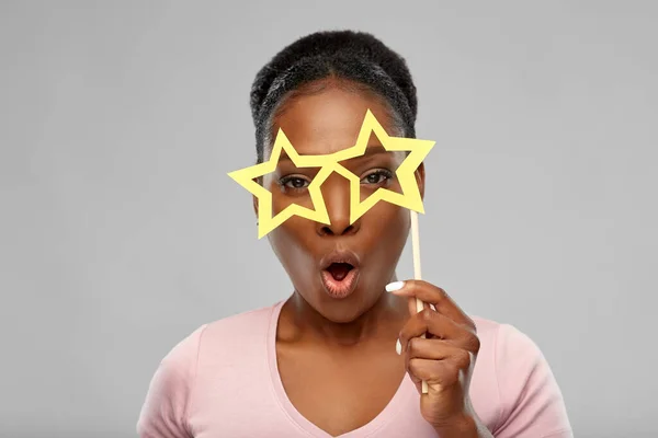 Femme afro-américaine avec des lunettes en forme d'étoile — Photo