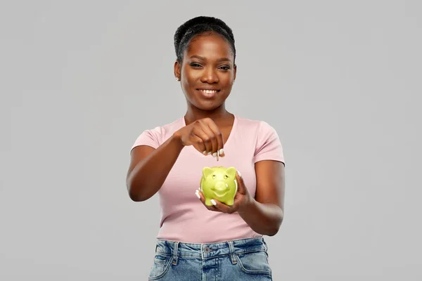 Šťastný africký americký žena s prasátko banka — Stock fotografie