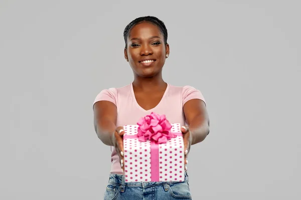Mulher americana africana feliz com presente de aniversário — Fotografia de Stock