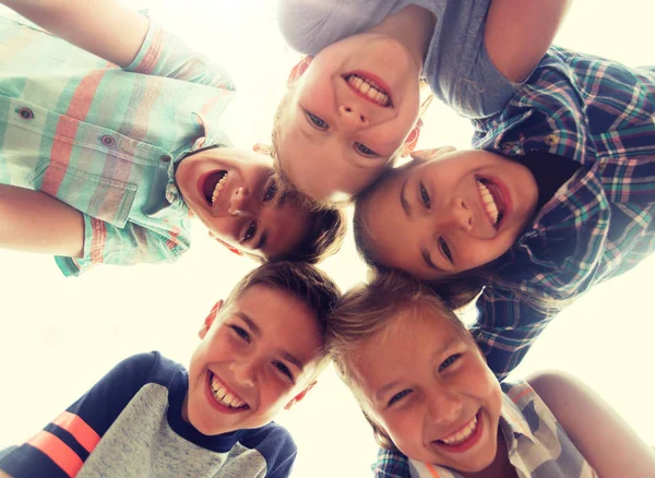 Boldog gyermekek csoportja arcok kör — Stock Fotó