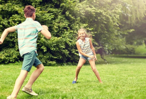 Šťastné děti běží a hraní hry venku — Stock fotografie