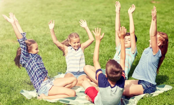 Gruppe glücklicher Kinder oder Freunde im Freien — Stockfoto