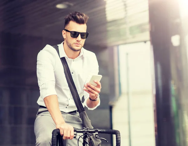 자전거와 도시 거리에 스마트폰 남자 — 스톡 사진