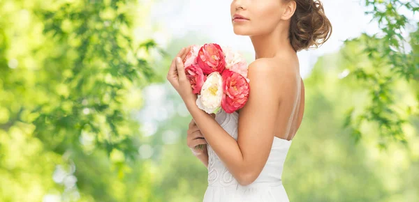 Jeune femme ou mariée avec bouquet de fleurs — Photo