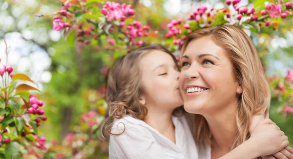Hija besando y abrazando feliz madre —  Fotos de Stock