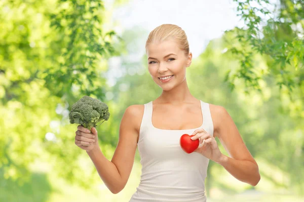 Feliz sorrindo jovem mulher com coração e brócolis — Fotografia de Stock