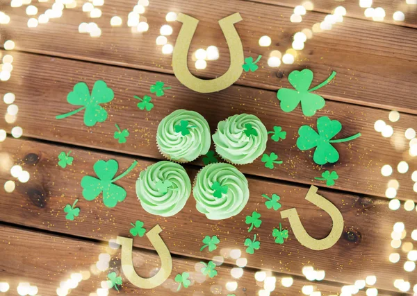 Green cupcakes, horseshoes and shamrock — Stock Photo, Image