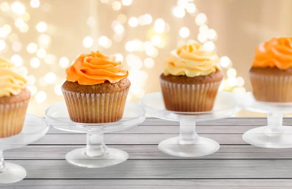 Cupcakes met glazuur op banketbakjes — Stockfoto