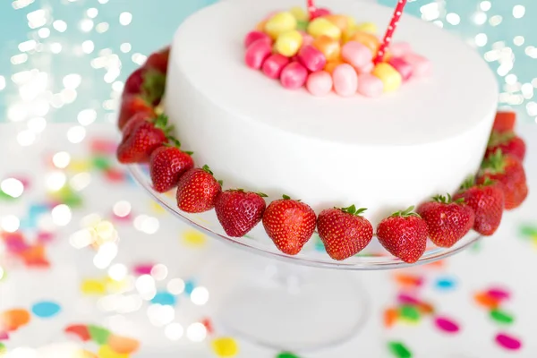 Primer plano de pastel de cumpleaños con fresas — Foto de Stock