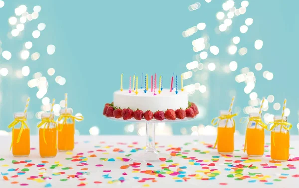 Torta di compleanno, succo di frutta, popcorn e marshmallow — Foto Stock