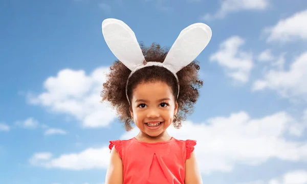 Щаслива маленька дівчинка в великодніх вухах кролика — стокове фото