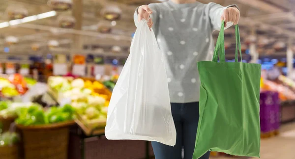 Žena s tote pro nákupy a plastové tašky — Stock fotografie