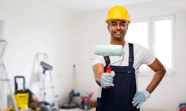 Счастливый индийский художник или строитель с краской ролика — стоковое фото
