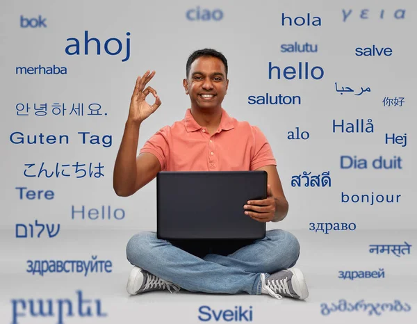 Heureux homme indien avec ordinateur portable montrant ok — Photo
