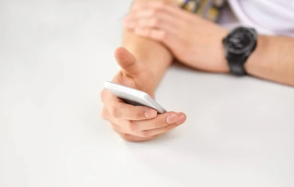 Close-up de mãos masculinas com smartphone — Fotografia de Stock