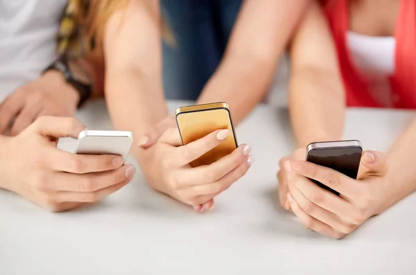 Närbild av händer med smartphones — Stockfoto