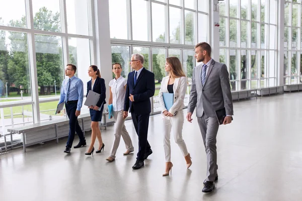 Geschäftsleute laufen am Bürogebäude entlang — Stockfoto