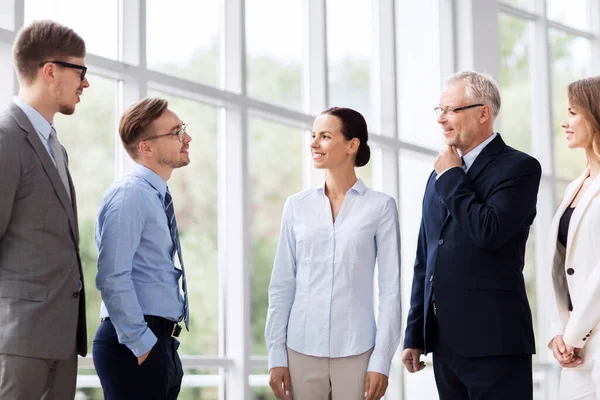 Geschäftsleute unterhalten sich im Bürogebäude — Stockfoto