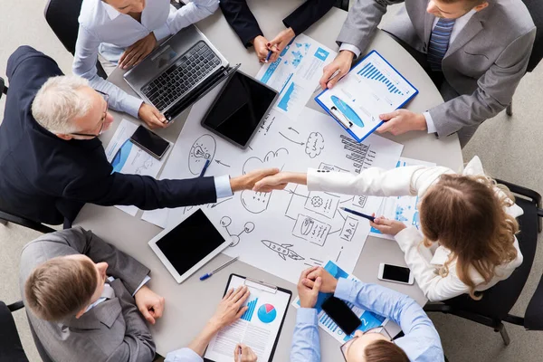 Partners making handshake at office — Stockfoto