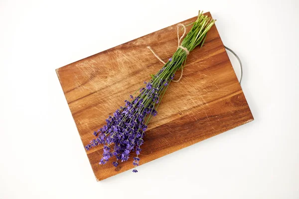 Ramo de flores de lavanda en tablero de madera —  Fotos de Stock