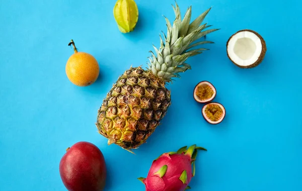 Ананас с другими фруктами на голубом фоне — стоковое фото