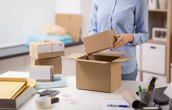 Femme emballage boîte de colis au bureau de poste — Photo