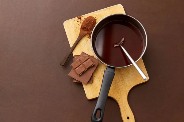 Pot with melted hot chocolate and cocoa powder — 스톡 사진