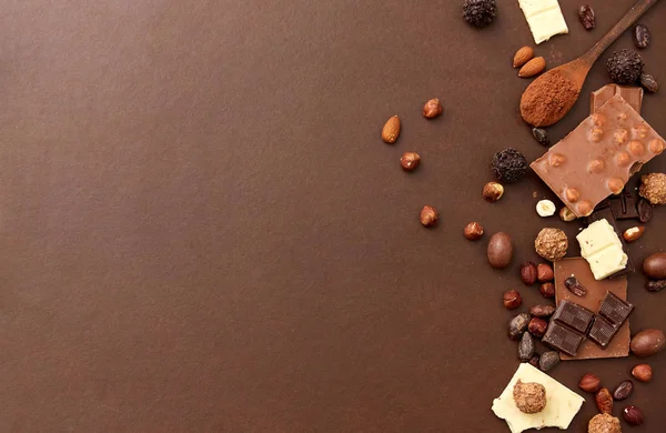 Coklat dengan kacang-kacangan, biji coklat dan bubuk — Stok Foto